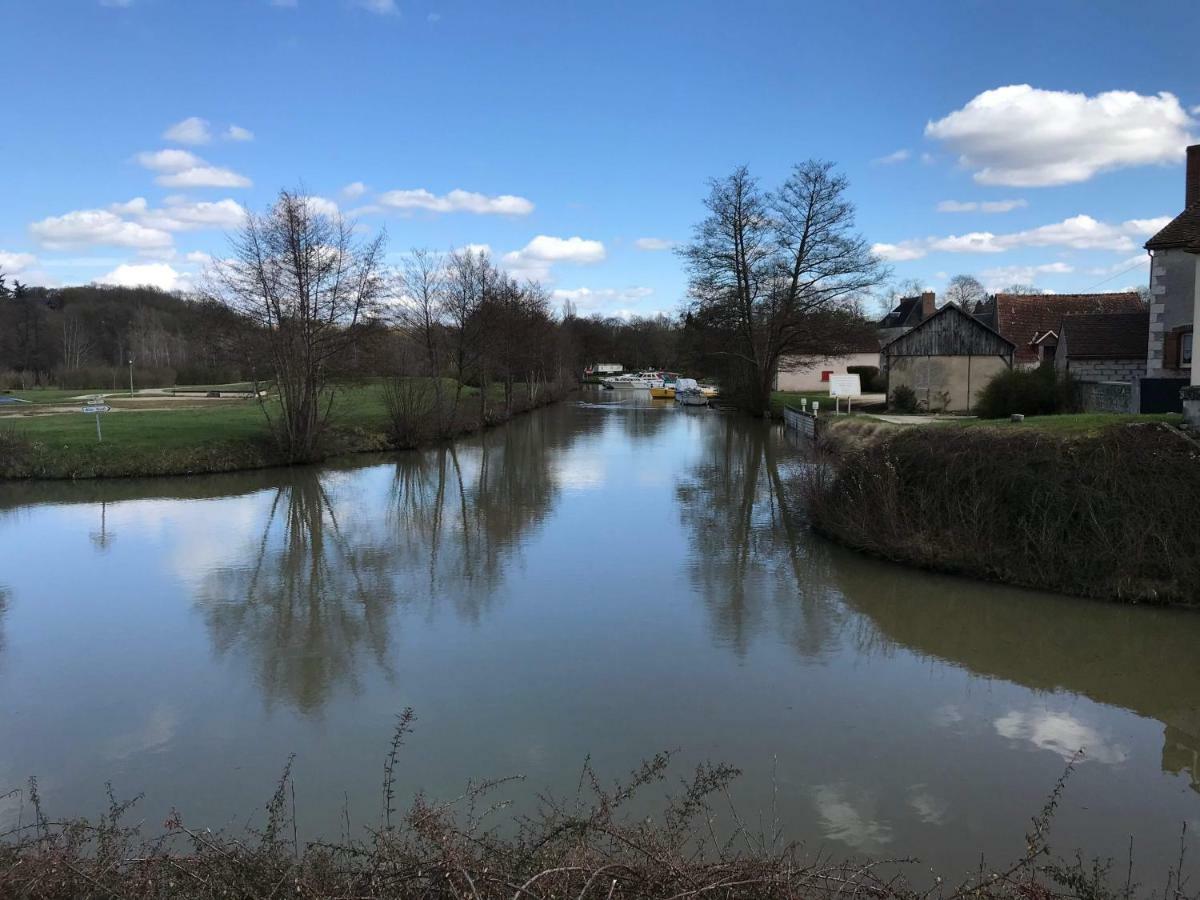 Les Lodges Du Canal Vue Sur Le Canal Rogny Exterior photo
